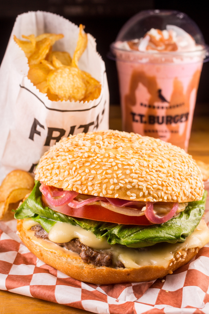 Reserva TT Burguer_Hambúrguer, fritas e milkshake_Tomás Rangel